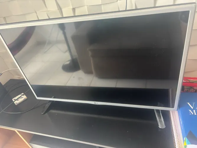 TV é uma LG Smart TV 32