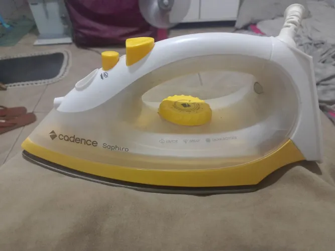 Ferro de passar roupa a vapor Cadence saphira