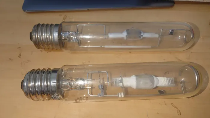 2 lâmpadas vapor metalico