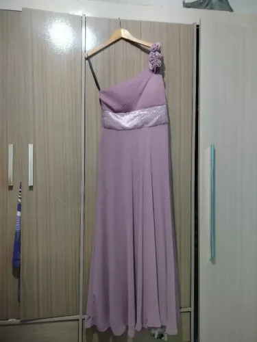 Vestido Longo de Festa Um Ombro Só Rosa/Lavanda com Flores e Faixa Brilhante