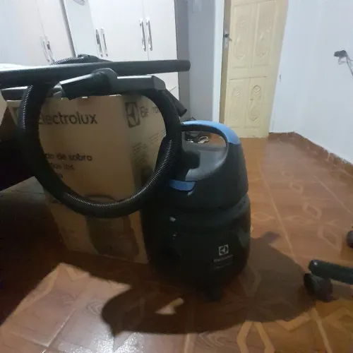 Vendo aspirador eletrolux água e pó. 110v