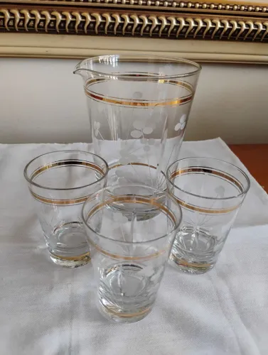 conjunto vintage jarra e 3 copos de licor vidro decorado filetes dourados e desenho floral