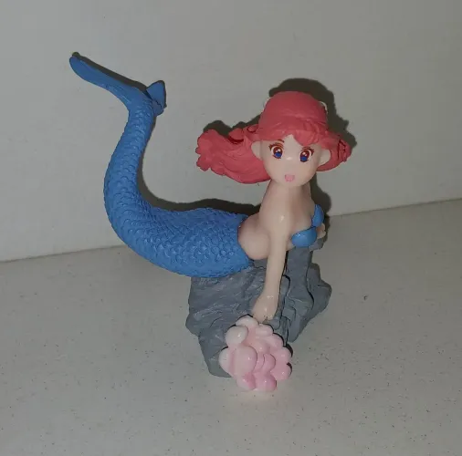 BONECA MINIATURA SEREIA NA ROCHA RUIVA ESTILO ANIME