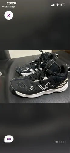 Tênis adidas estilo basquete em couro 38