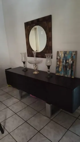Vendo conjunto de aparador + espelho, com design elegante e presença marcante.