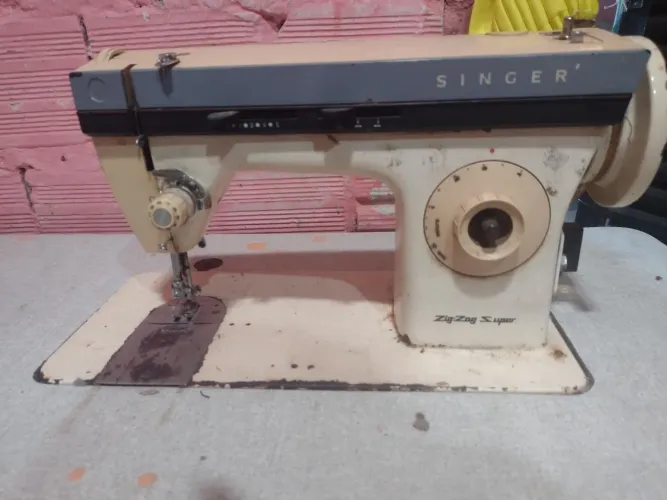 máquina de costura antiga da marca Singer, modelo Zig-Zag Super