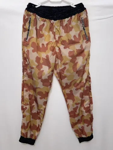 Calça vintage de náilon camuflada 