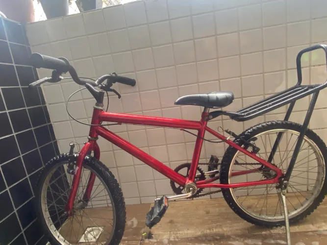 Bicicleta Vermelha Aro 24 - Ótimo Estado com Bagageiro