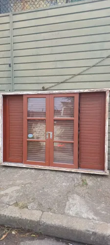 JANELA DE MADEIRA PARA QUARTO /// R$750,00 ( COM TODOS OS VIDROS )
