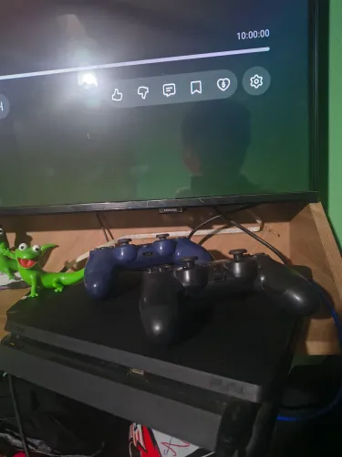 Ps4 slin 500gb mais 2 manetes e jogos
