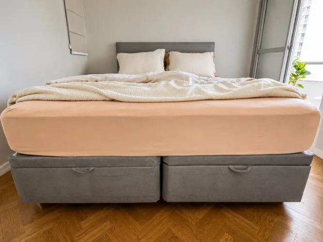 Cama Queen com Cabeceira Estofada e Baú Bipartido