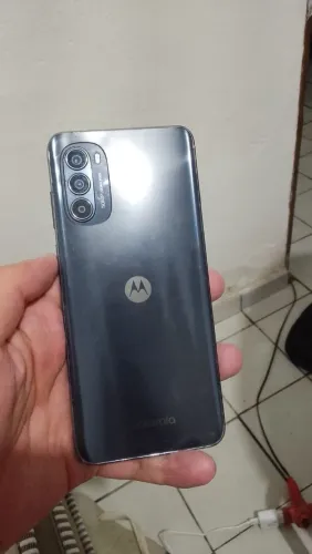 Celular Motorola com tela quebrada