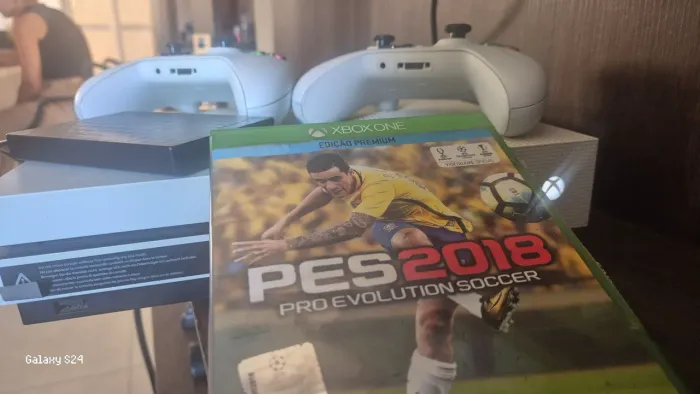 Xbox One S - 2 Controles e HD Externo 1TB