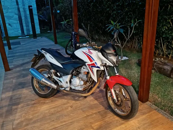 Vendo ou troco cb 300 e um Escort