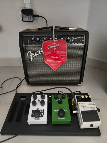 Guitarra Kit Completo: Amplificador Fender Champion 20 + Pedal (Boss + Fuhrmann)