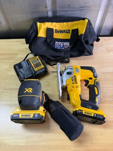 Kit DeWalt XR 20V Tico-Tico DCS334 + Lixadeira DCW210 + 2 Baterias