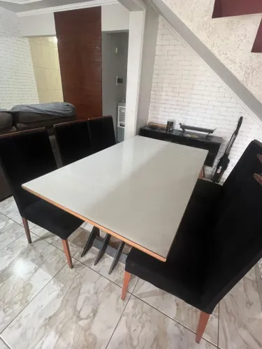Mesa de Jantar Elegante com Tampo de Vidro + Cadeiras Estofadas