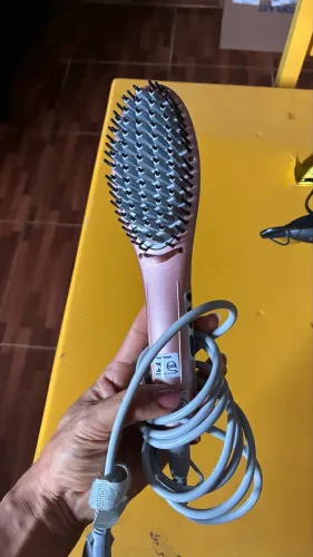 Escova alisadora e secador de cabelo