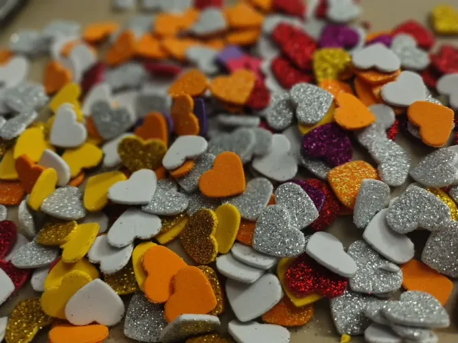 Apliques de coração em Eva glitter