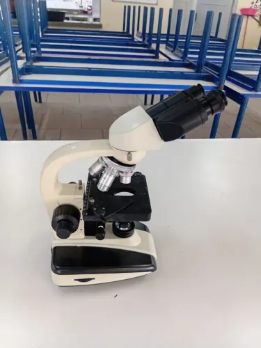 Microscópio semi-novo na caixa