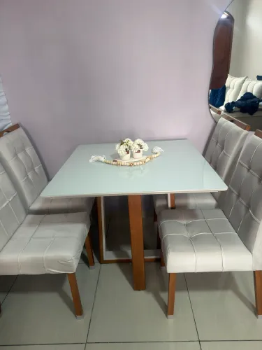 Mesa tampa de vidros com 4 cadeiras em tecido off white