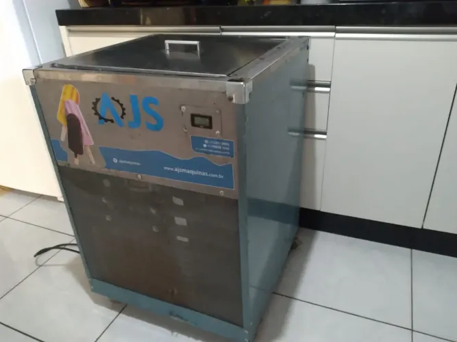 Vendo máquina de fazer picolé, com formas e extratores...