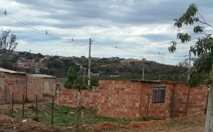 VENDO LOTE COM BARACÃO REGIÃO (PAULO VI BH )