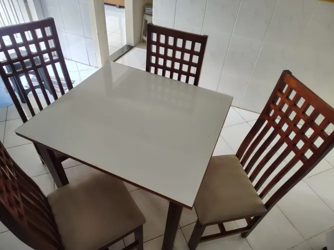 Mesa com 4 cadeiras e armário