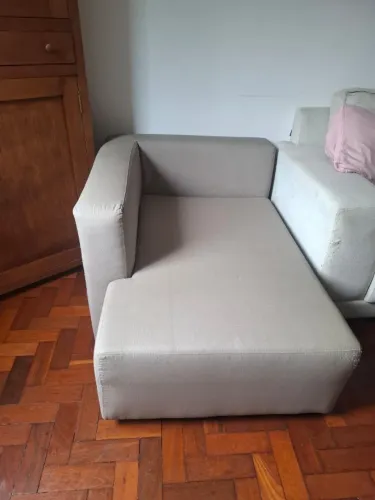 Chaise Estofado perfeito e firme com marcas de uso