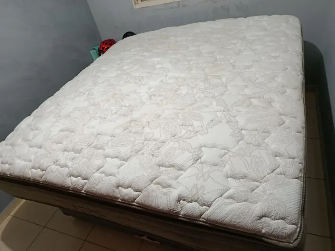 Colchão king sise  semi novo, super confortável e excelente estado de conservação 