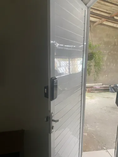 Porta alumínio branca com fechadura digital