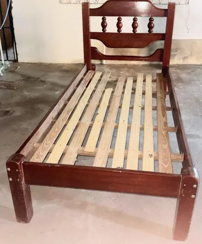 Cama de solteiro em madeira pura.