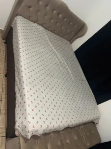 CAMA COMPLETA COM CABECEIRA CAPITONÊ + BAÚ ? LINDÍSSIMA!