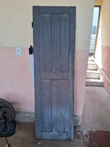 Vendo duas portas de Madeira angelin bem conservandas