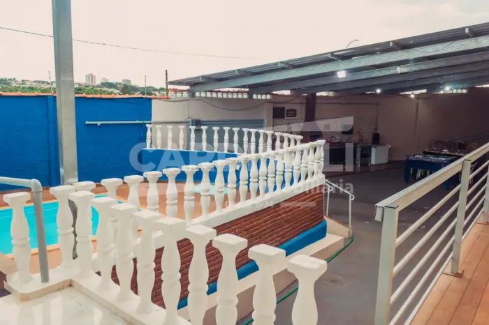 Casa com piscina e 04 dormitórios, excelente localização.