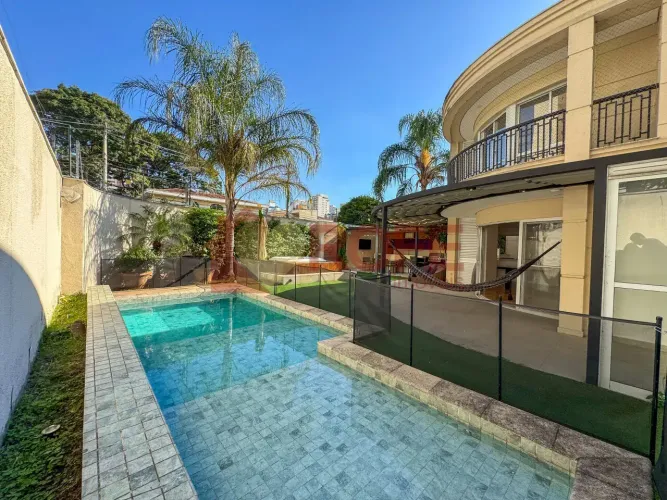 Casa Exclusiva em Condomínio Fechado no Campo Belo | 640 m² | 4 Suítes | Piscina e Área Go