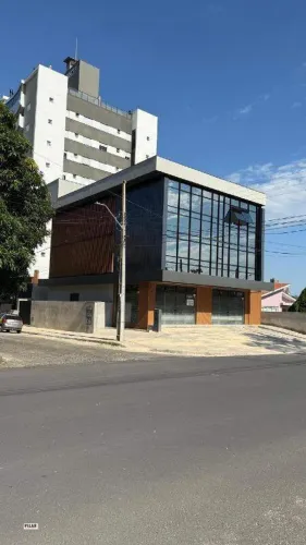 Prédio comercial com 03 andares e elevador