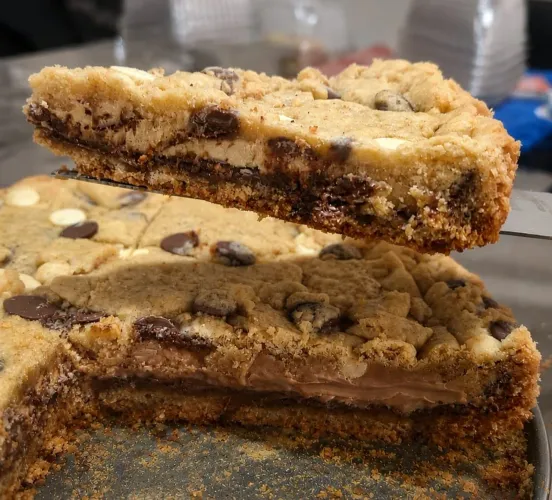 Fatia torta cookie de Kinder Bueno com Nutella