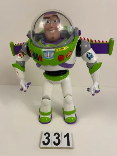 BUZZLIGHTYEAR DISNEY STORE GOLPE DE KARATE , BEM CONSERVADO , FALA INGLES