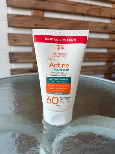 Protetor solar facial Darrow Actine Aquafluid antioleosidade FPS 60 sem cor 120g (LACRADO)