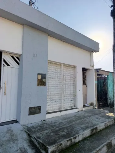 Portão de loja comercial e grade de ferro toda em perfeito estado.