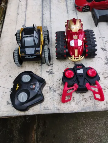 Vendo 4 carrinhos de controle remoto dois funciona e dois não funciona