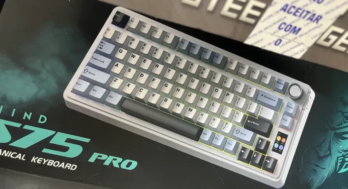 TECLADO 70% NOVO COM TELINHA