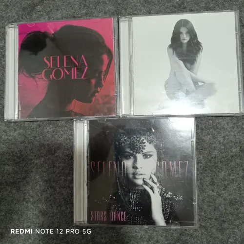 3 cds Selena Gomes originais na capa com biografia original
