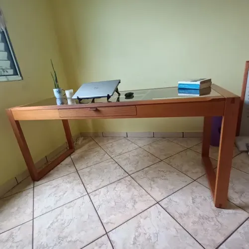 Mesa Tok&Stok modelo Toari, com 1 gaveta, design elegante e madeira de excelente qualidade