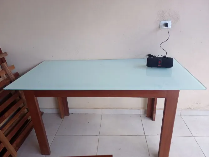 Mesa de vidro lugar para seis cadeiras base de madeira de lei