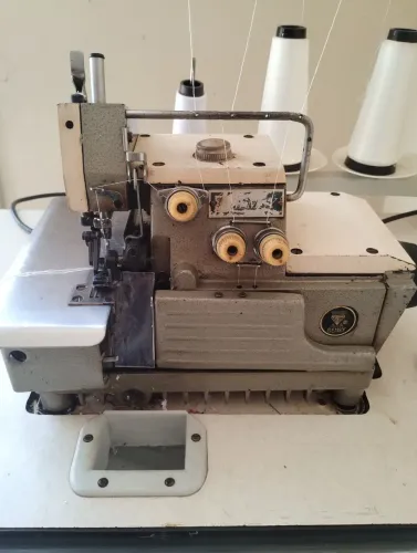 máquina de costura overloque, semi industrial, 3 fios.em plena atividade.