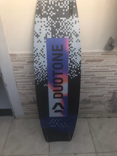 Prancha de kitesurf doutone com footstraps e alça