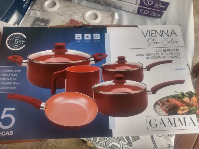 Jogo de panela na cor preta,novo na caixa nunca foi usado valor 120