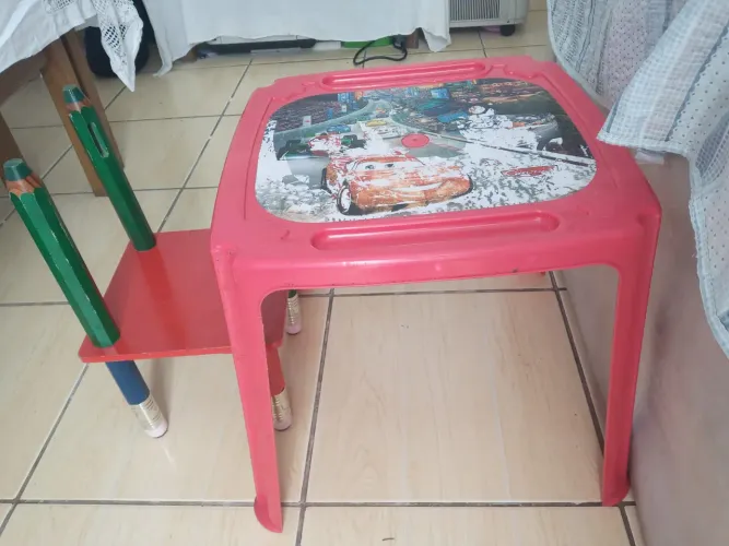Mesa infantil com cadeira entrego em JF 100 reais 